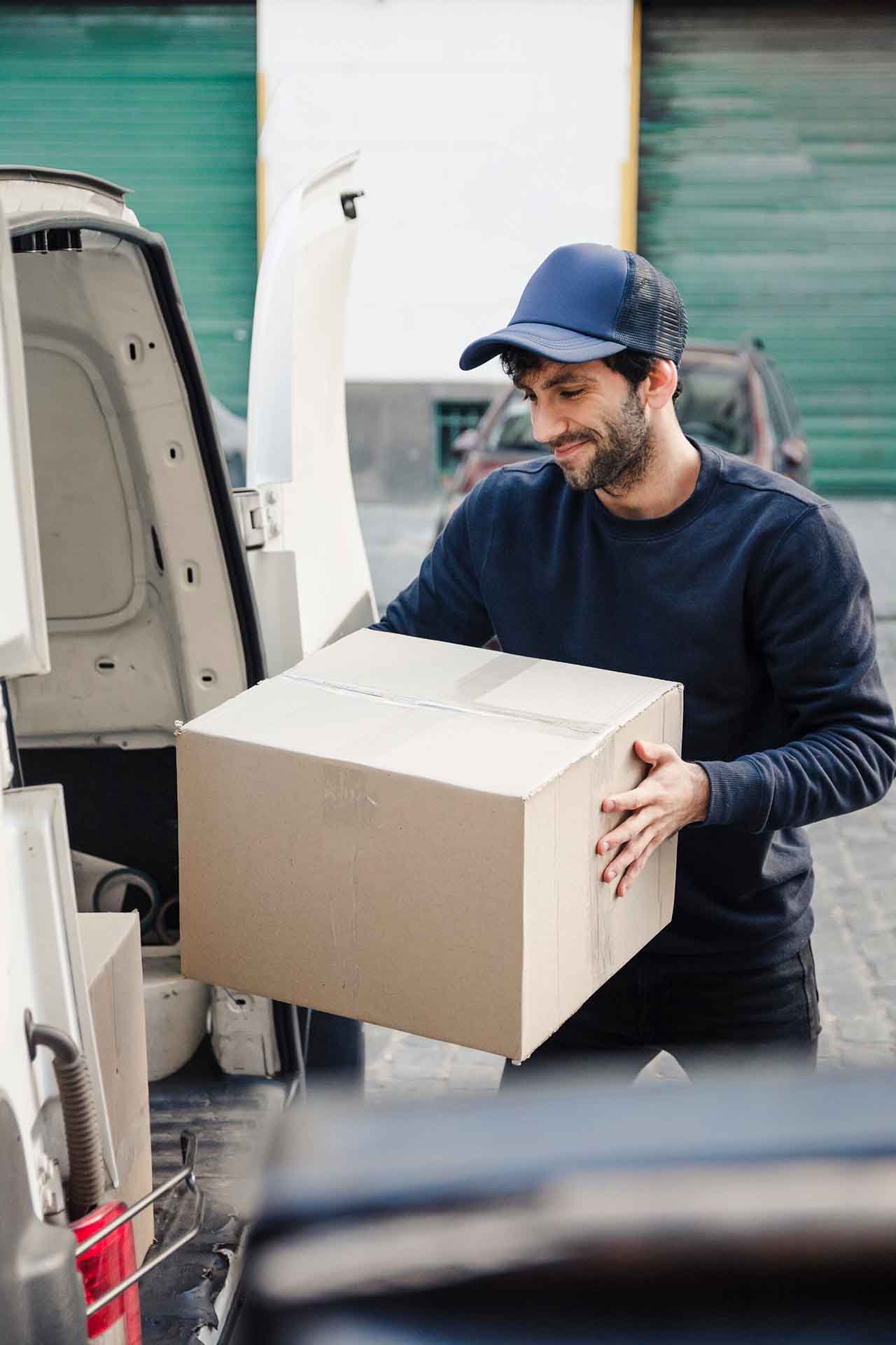Sorgfältige Verpackung von Bildern und empfindlichen Objekten